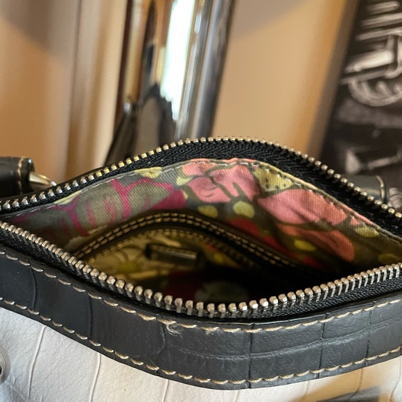 Large Ladies Guess Purse - Picture 3 of 3